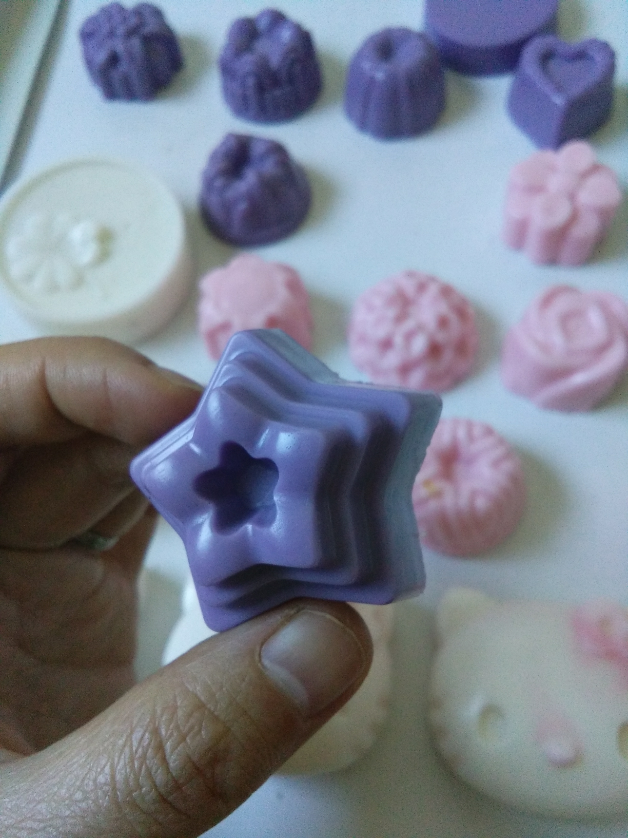 自己做了牛奶香皂，给大宝洗澡不错哦