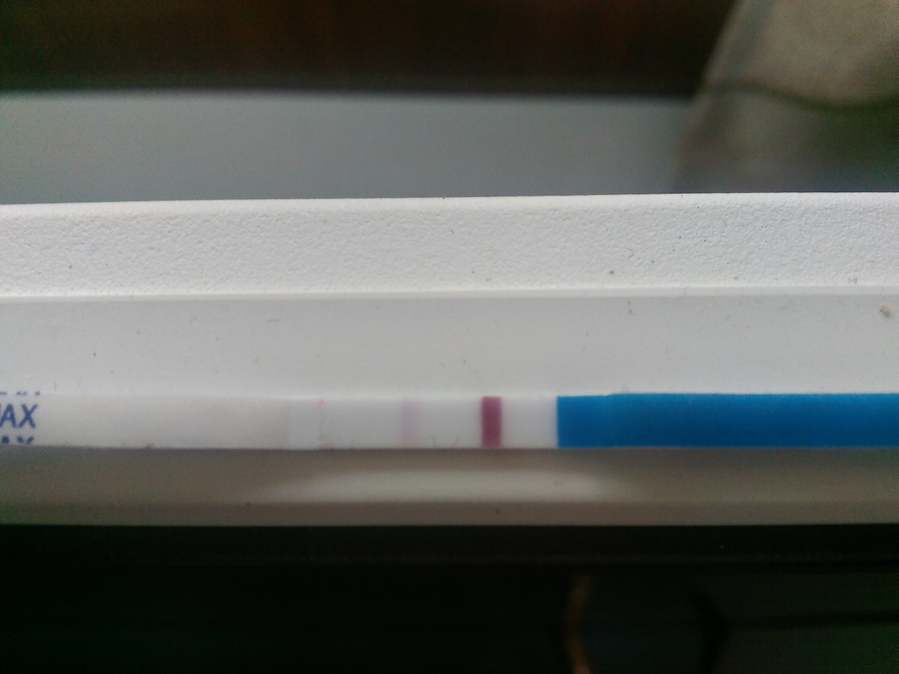 懂得姐妹看看！试纸试着弱阳性，去医院验血没怀孕，这是怎么回事啊，