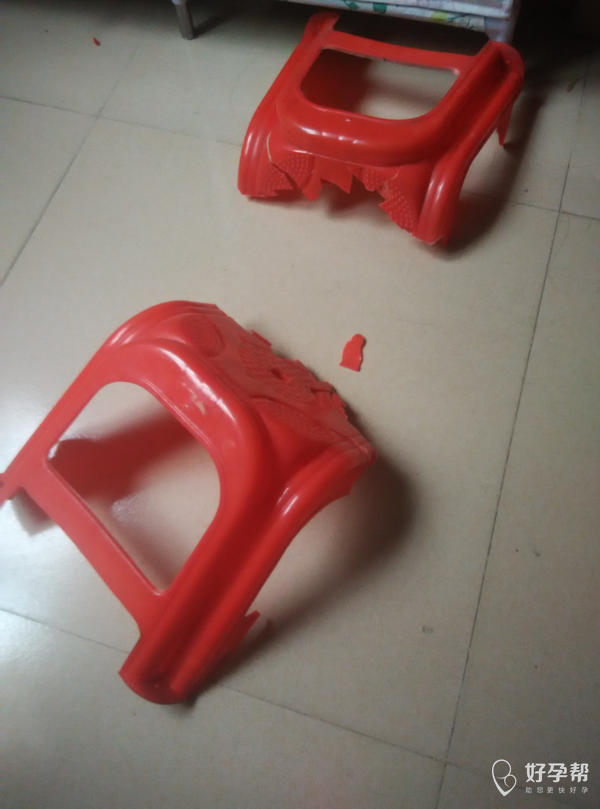 凳子都被我坐坏了,是不是该减肥了