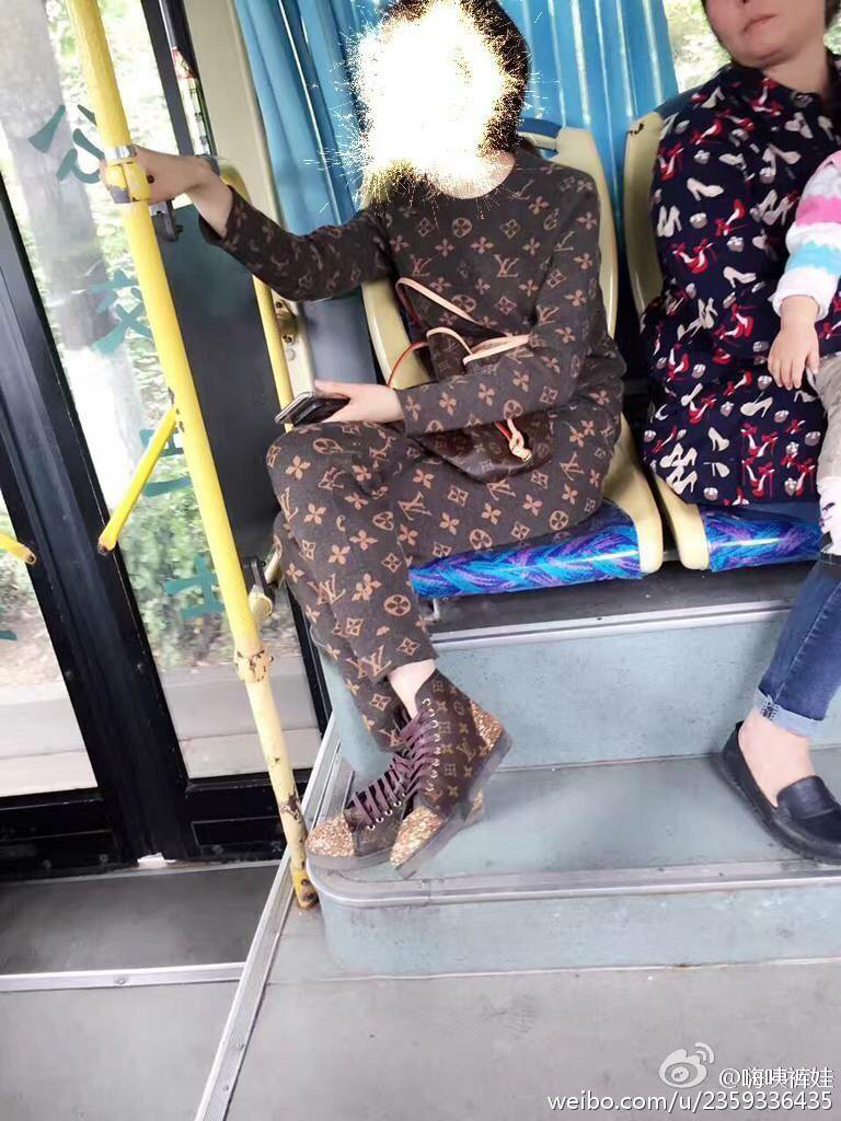 看看这女人,哈哈一身的lv啊.