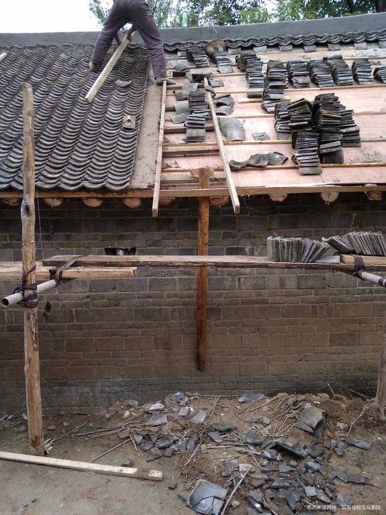 大伯家在修房子呢,用泥巴