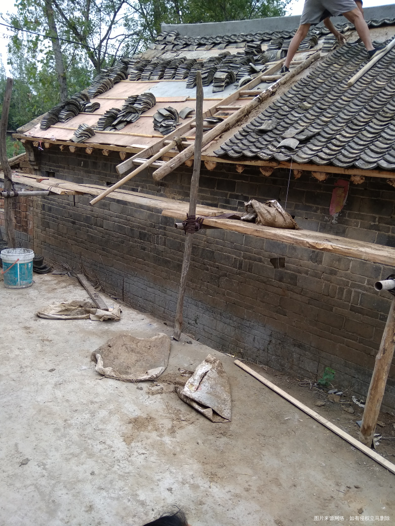 大伯家在修房子呢,用泥巴