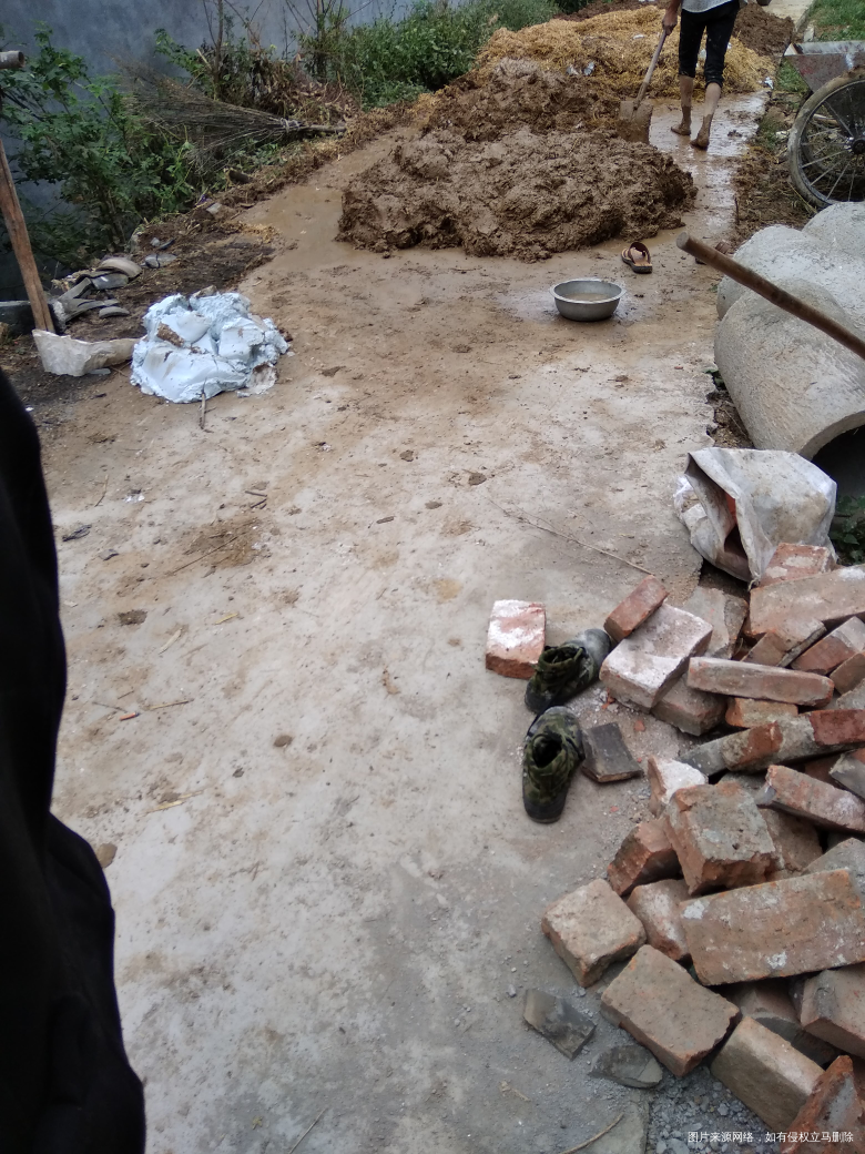 大伯家在修房子呢,用泥巴