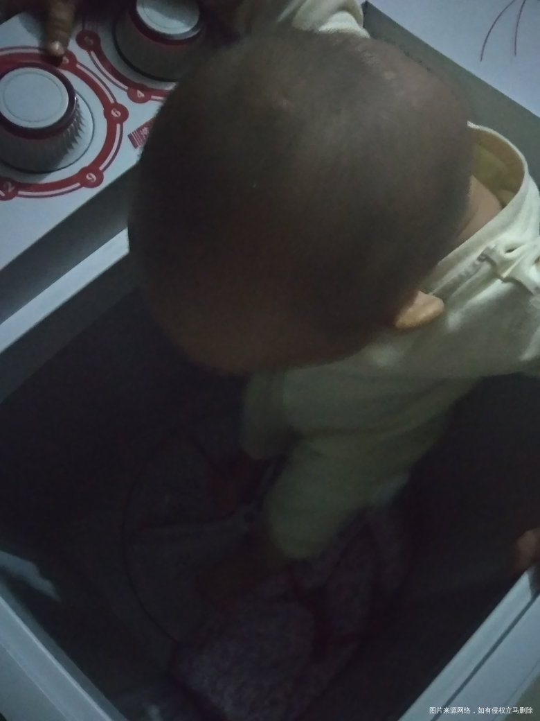 非要站在里面玩,不让站就哭