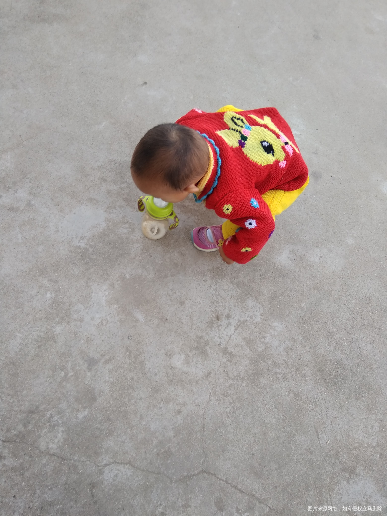 拿着奶瓶放地上喝😂😂