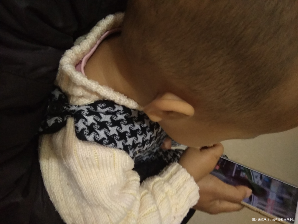 爸爸抱着看手机😂😂
