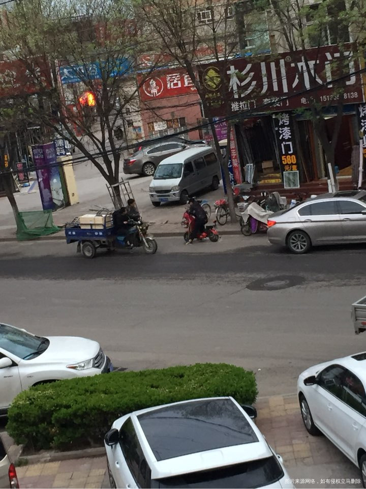 远处骑电动车的男人每天都接我下班