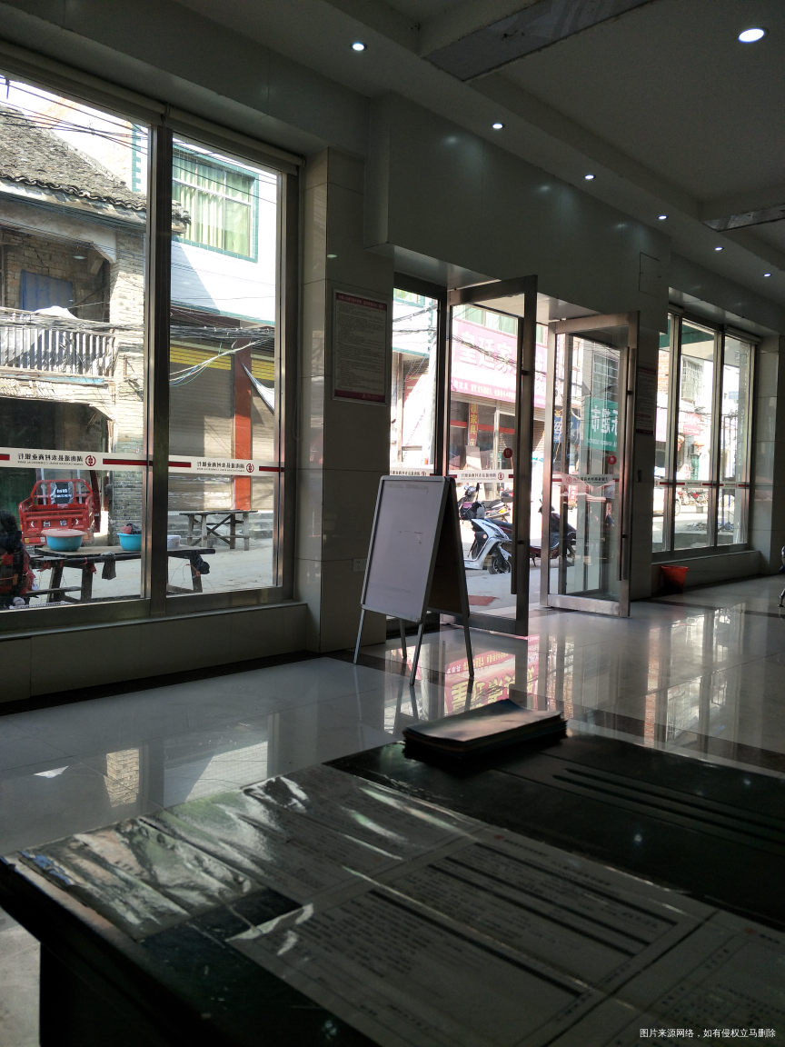 外面阳光明媚,女女可以出去散步了
