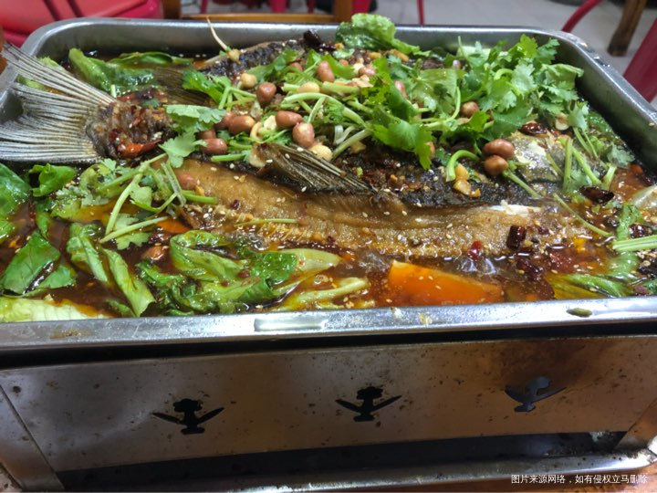 今天晚上去吃了烤鱼......😄😂