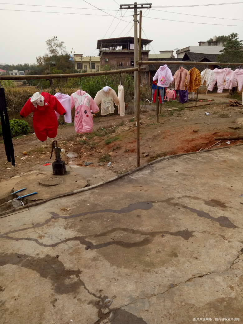 婆婆说,买的都是女孩子穿的衣服