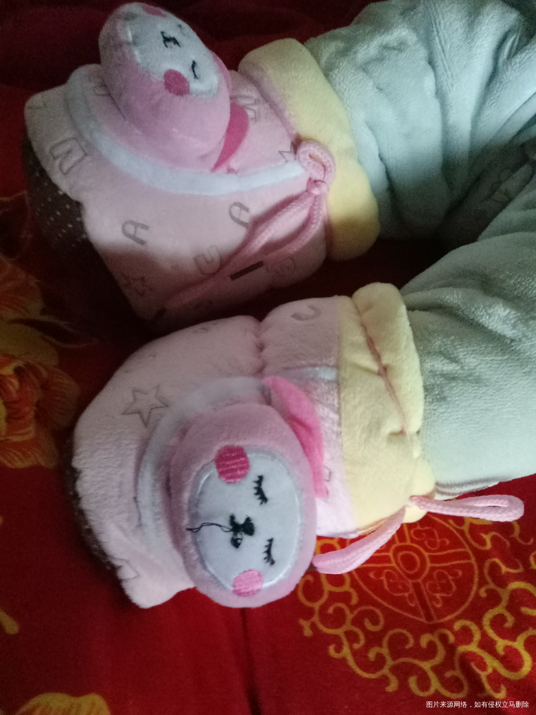 婆婆今天去上街了,给宝宝买了两双棉鞋