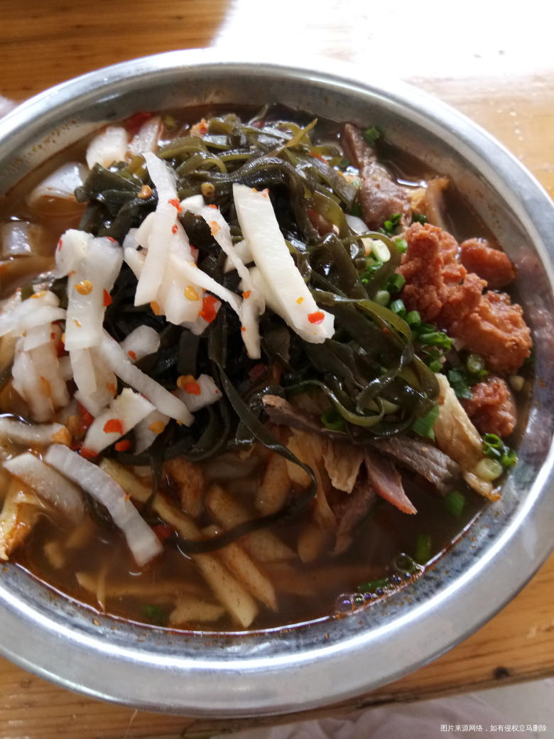 抱着闺女搭老公从小到大的兄弟去了县城,本来是叫他去家里拿帕子的,他以为我去县城拿...