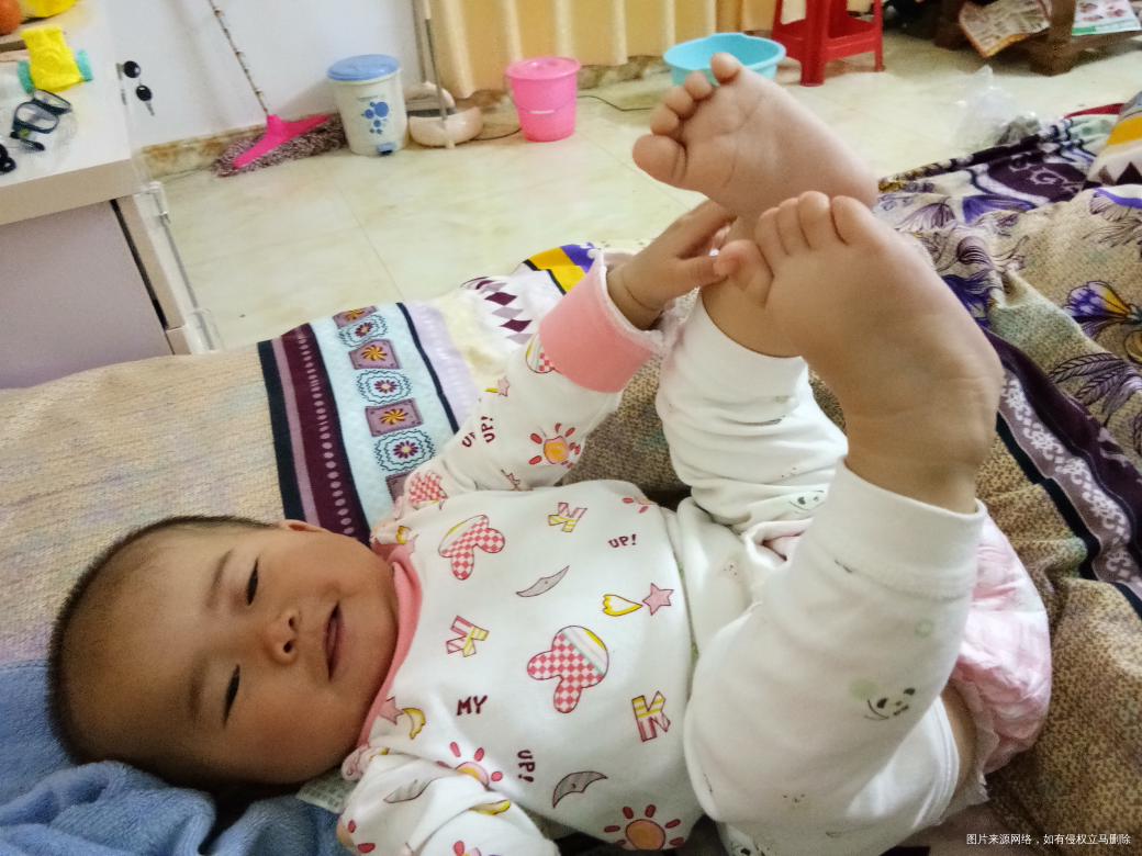 看看这个小娃仔,精神的很