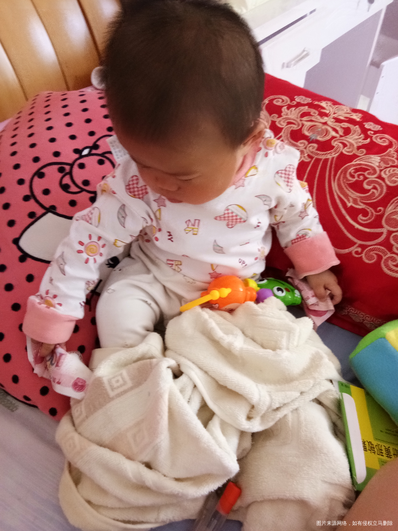 闺女在玩两张100元,哈哈😄