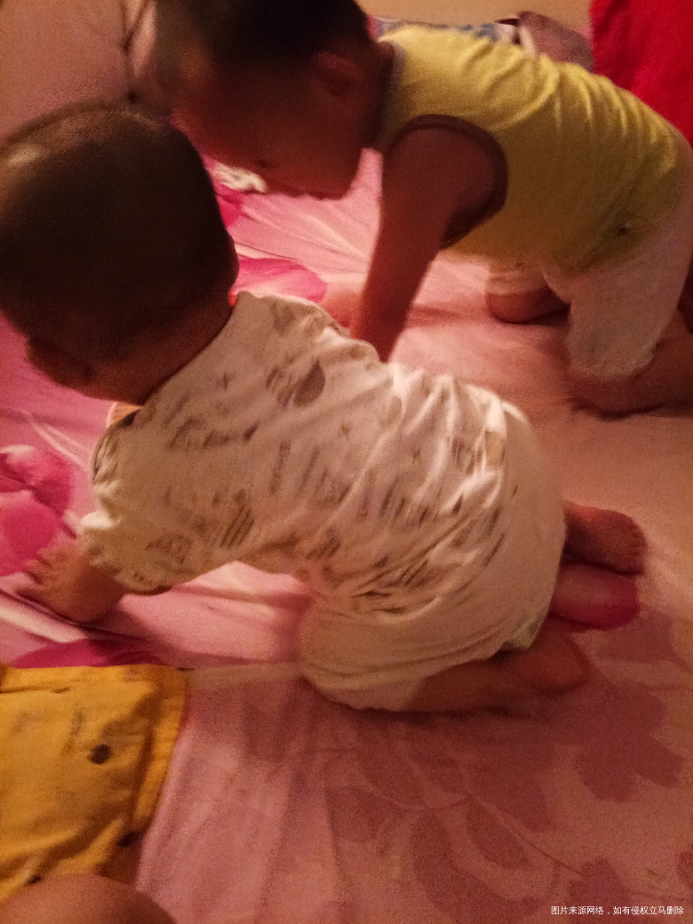 【5.28号】闺女会爬了,自己用脚爬