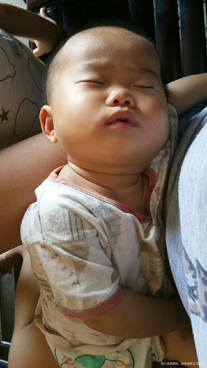 闺女睡着了😖吃奶睡觉了😁