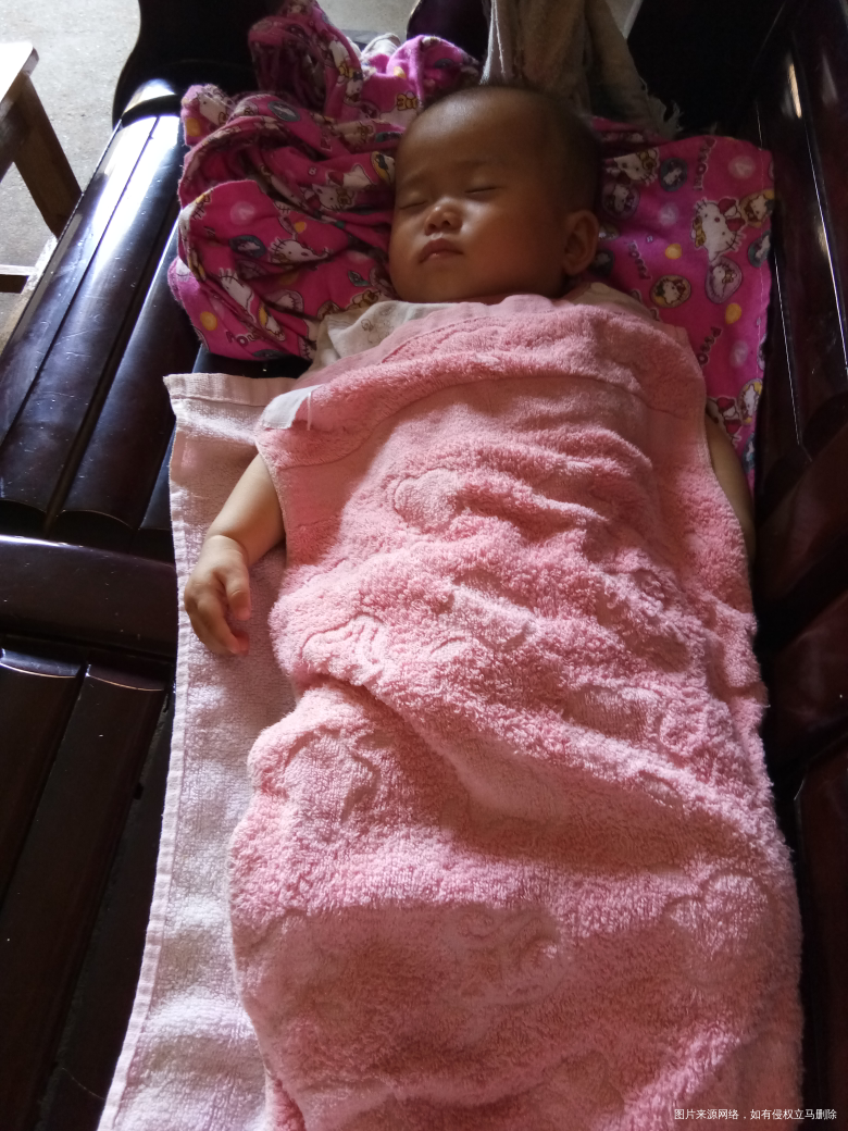 闺女睡觉了😁一放床上就会醒