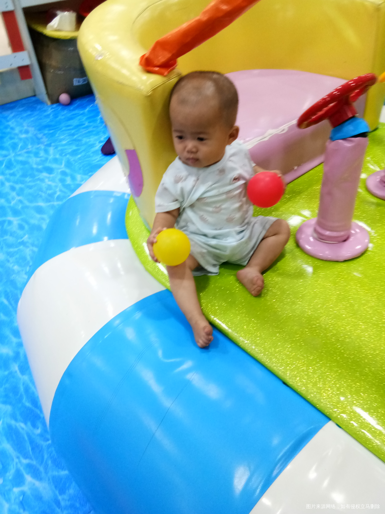 带闺女玩了,哈哈😄自己坐在船上