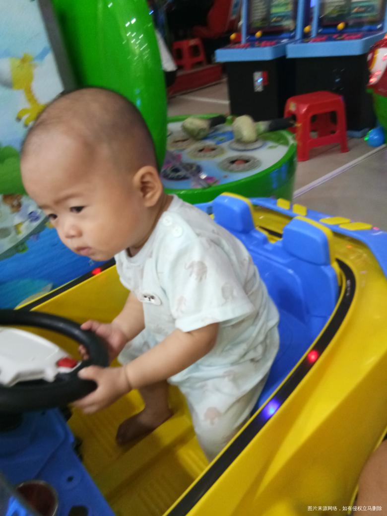 带闺女玩了,哈哈😄自己坐在船上