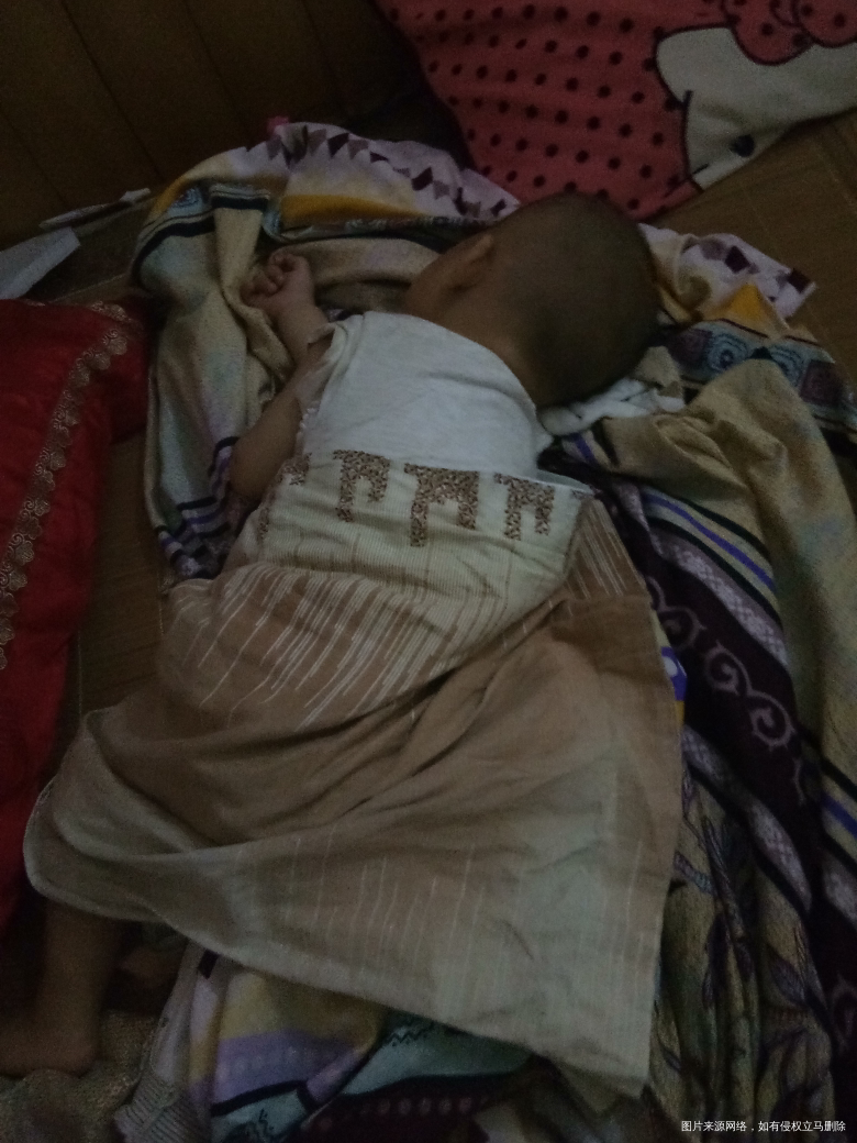来来来,看看我家闺女和她爸的睡觉姿势了