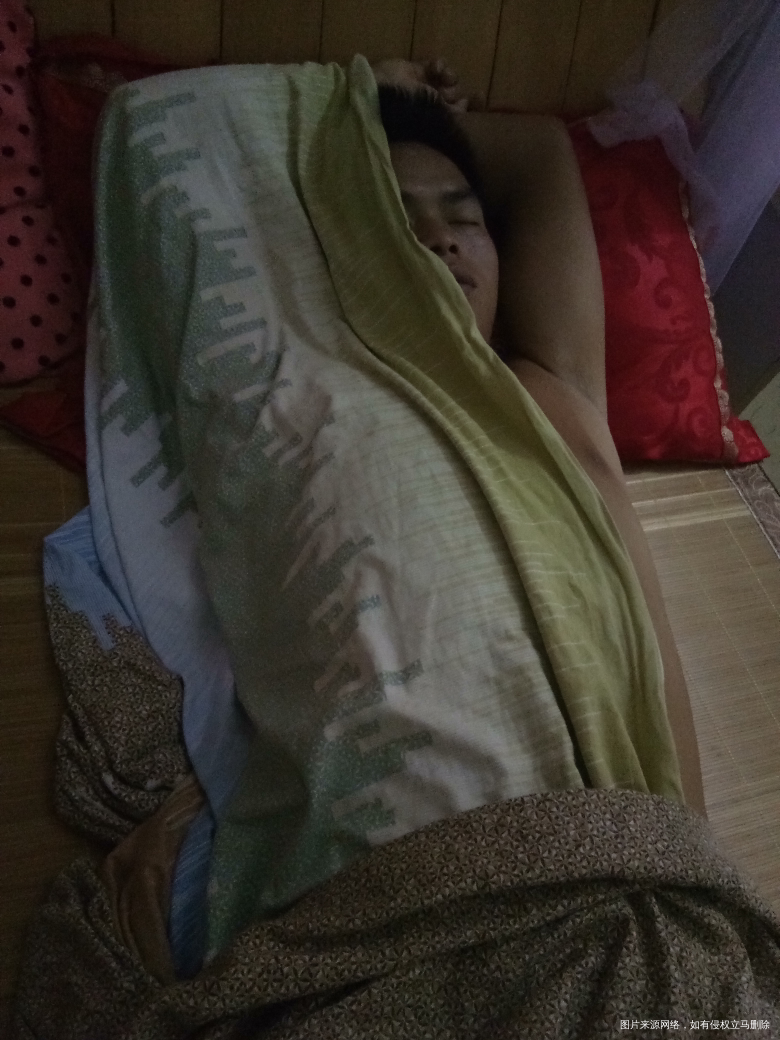 来来来,看看我家闺女和她爸的睡觉姿势了