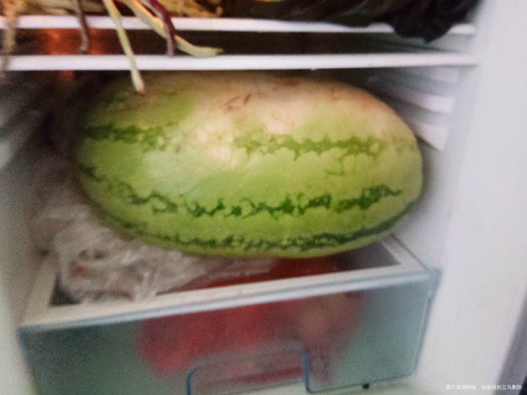 看她爸的大西瓜呀😄超级大