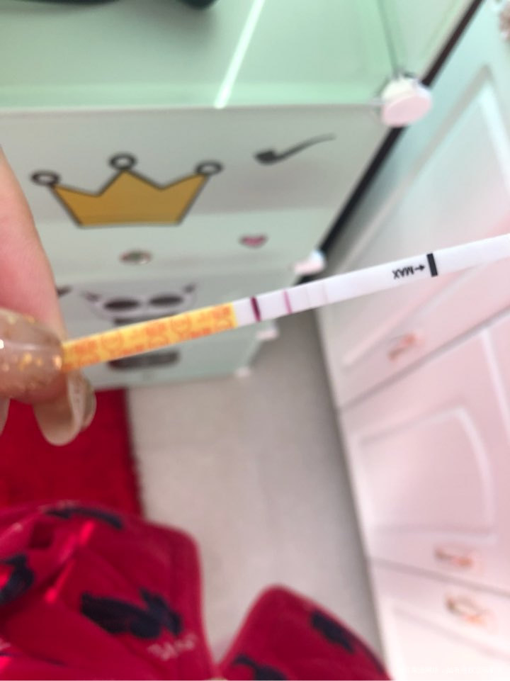 我想问一下我这个是和排卵试纸一起测到早孕,粉色排卵,有没有可能每个都会串色