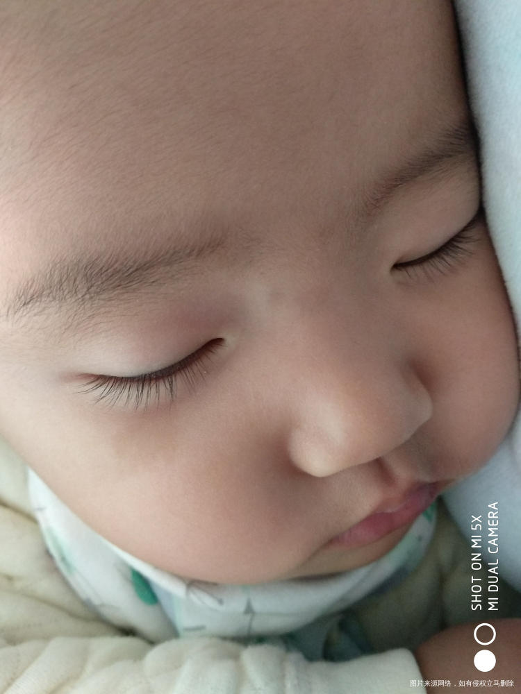 宝宝睡着的样子 好像女孩子
