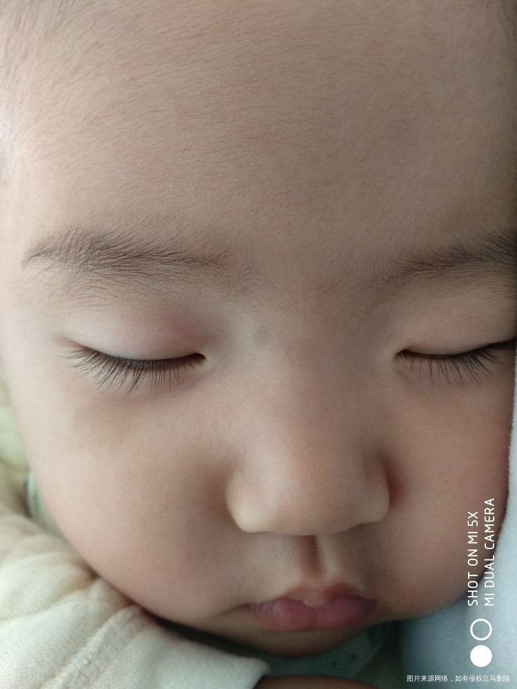 宝宝睡着的样子 好像女孩子