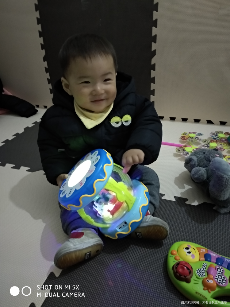 宝宝自己玩的蛮高兴的