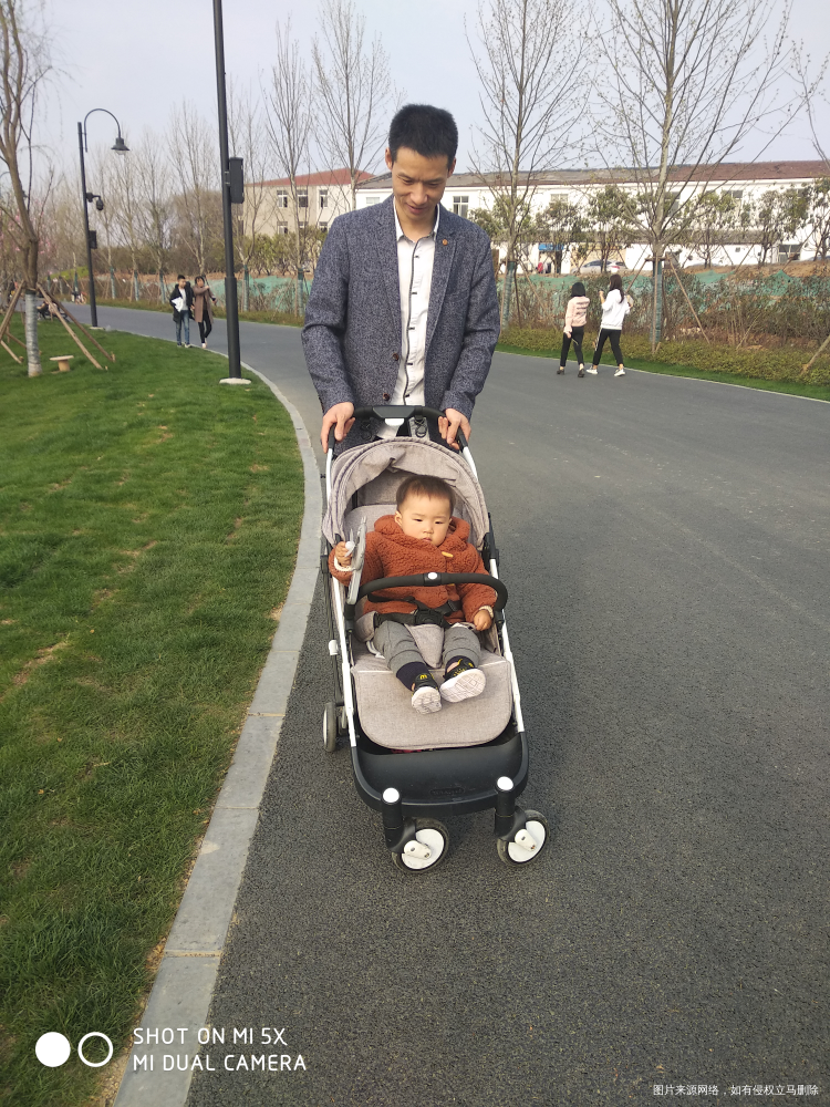 带宝宝游东湖绿道,太阳晒的有点热