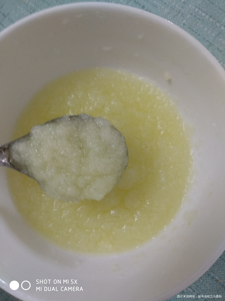 甜嫩多汁的梨泥,宝宝特别喜欢吃