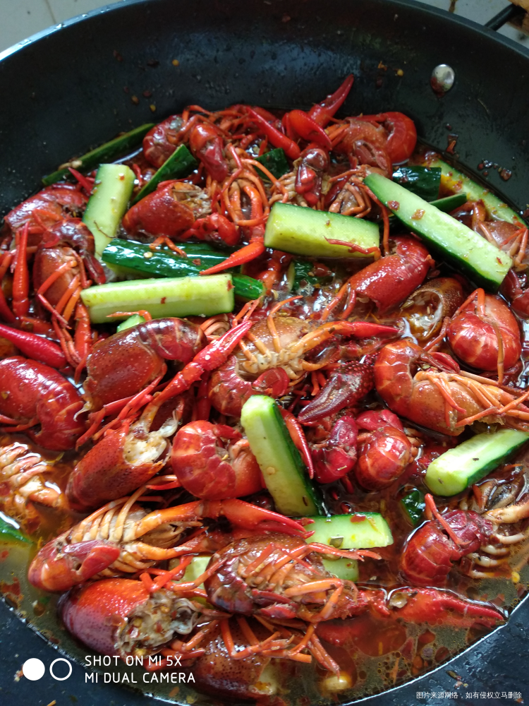我老公在烧油焖小龙虾
