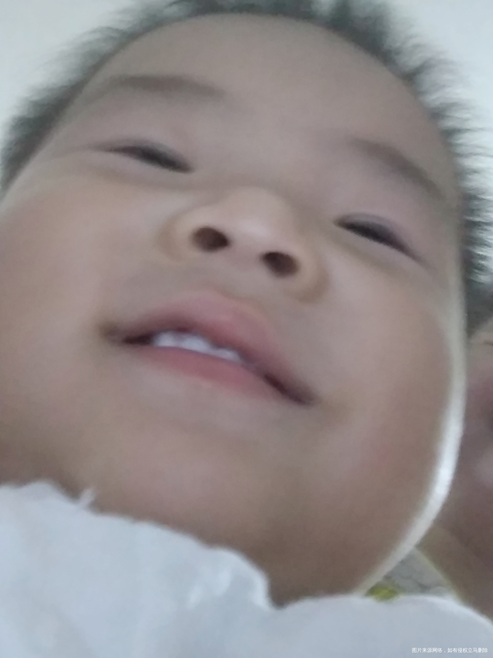 宝宝拿着我的手机给自己拍了一张照片