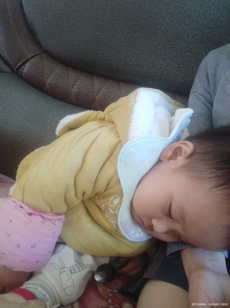 可能太困了,我本来还想等午饭吃了再带他去睡觉,结果坐着靠我手上就睡着了
