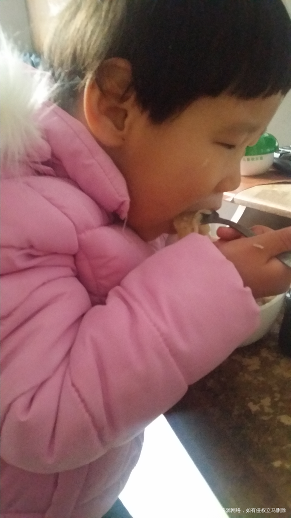 看看俺家孩子吃饭的姿势