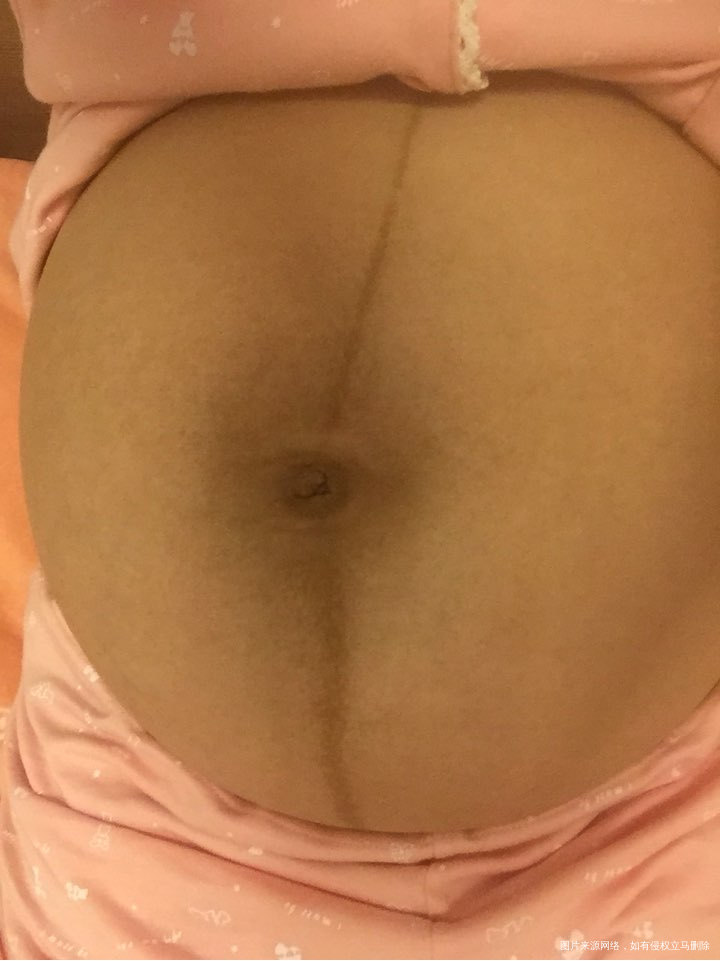 还有一个月就要卸货了!进入九个月以后明显感觉累了!看看我这肚子,大家猜猜是男宝还...