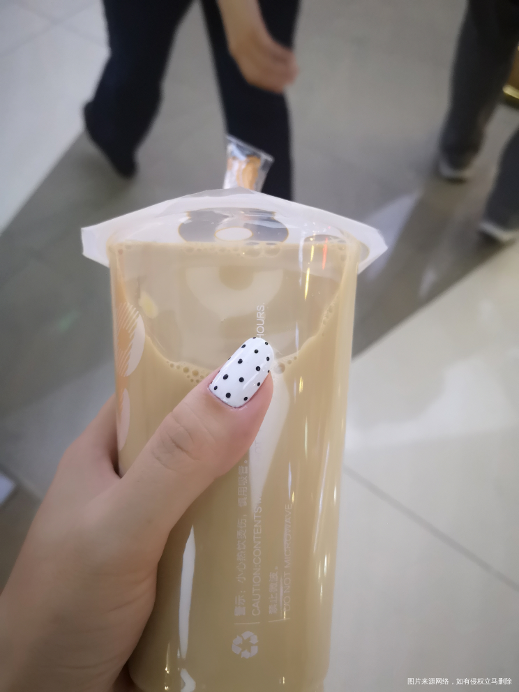 昨天自己给自己做了个美甲,波点的,和裙子一个款式。