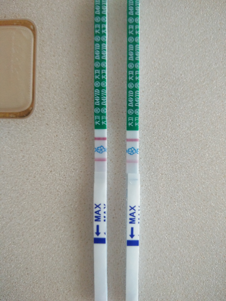 今早用同一杯晨尿测得,同一杯晨尿用两支早孕试纸测测的,和昨天下午