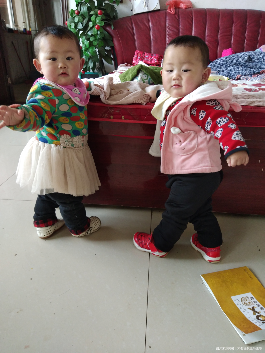 晒晒我们家两宝 都不敢走路