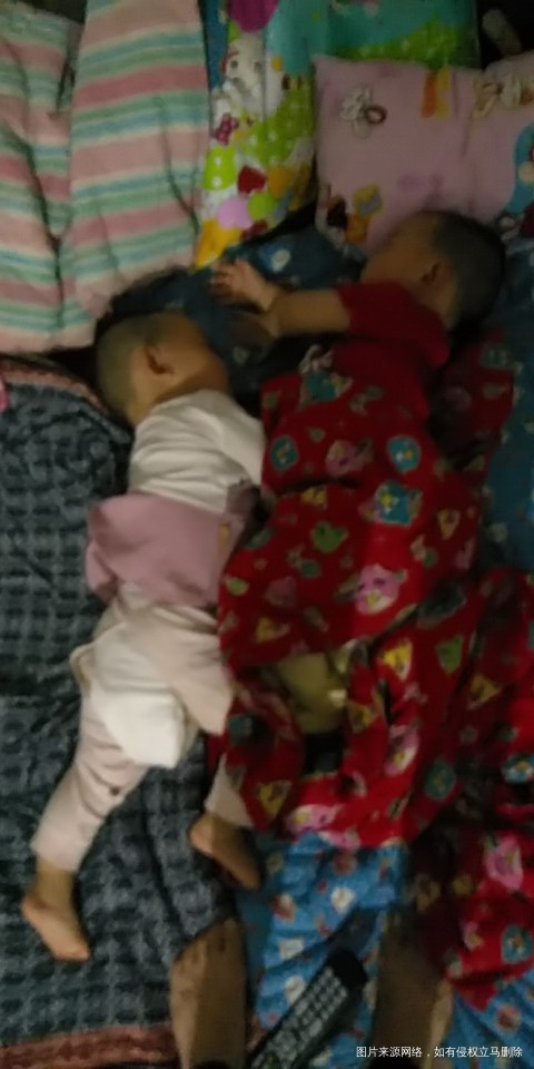 看咱两宝这睡姿亲不亲