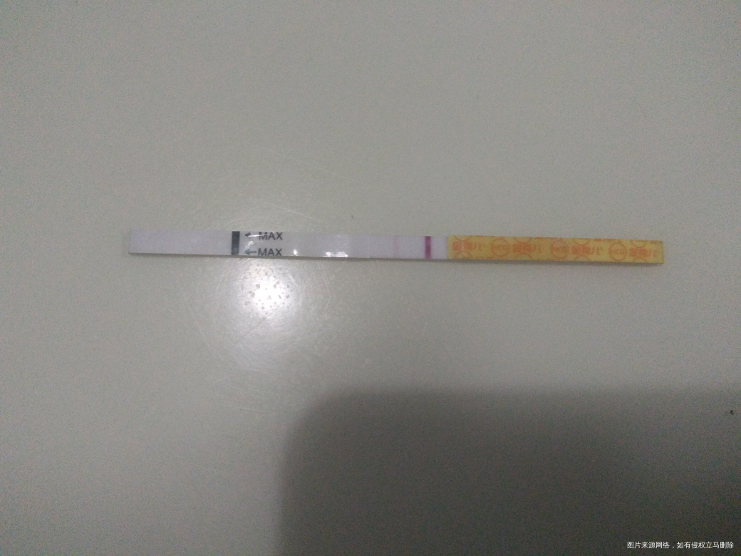 月经推迟几天了,今天早晨找出仅有的一个早孕试纸,用晨尿测一下,瞬间看到双杠,中奖...