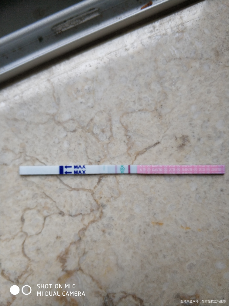 临近月经期了,为什么排卵试纸还是两条很明显的杠?