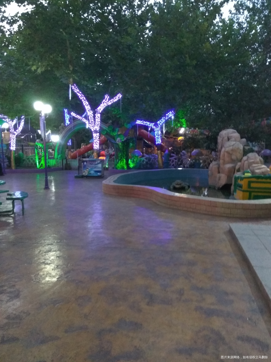 夜晚的游乐场也是美美哒