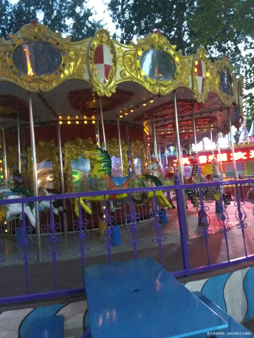 夜晚的游乐场也是美美哒