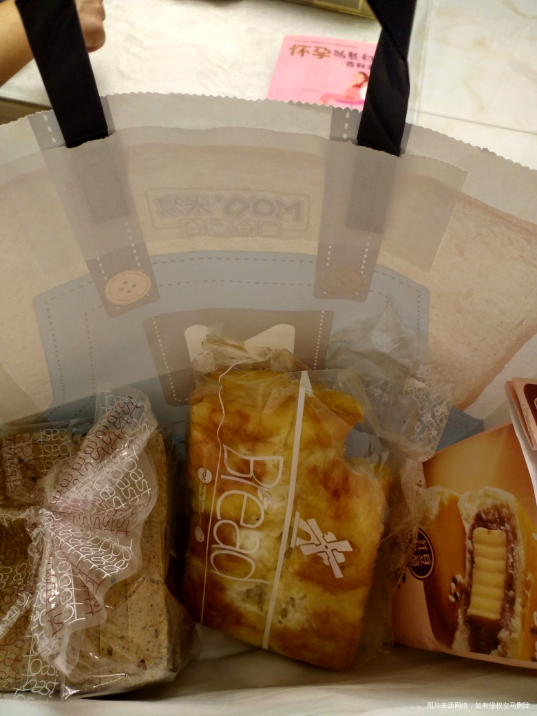 还是吃啥吐啥,在米旗买了些面包和老婆饼