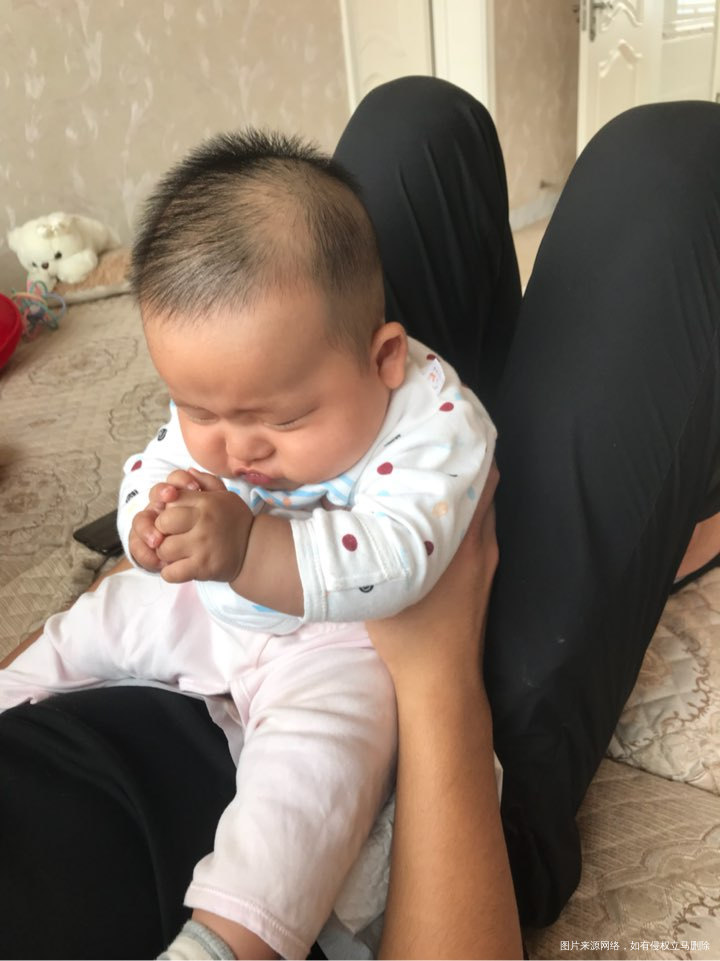 他爸爸每天跟她女儿骑马马