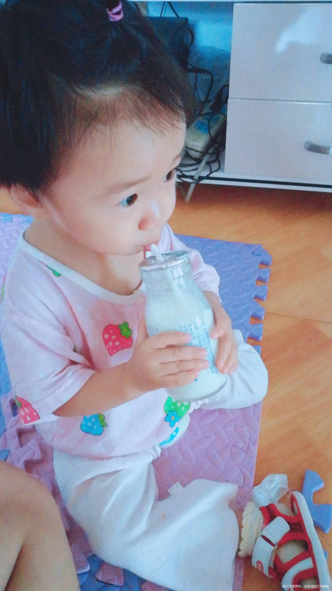 玩一圈回到家孩子抱着