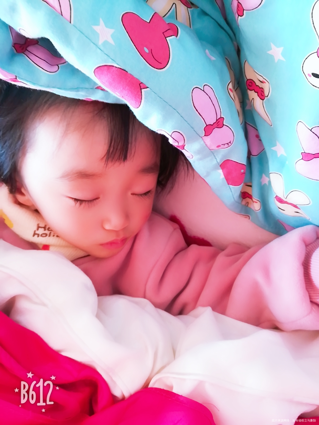 女儿睡着我给她剪起指甲
