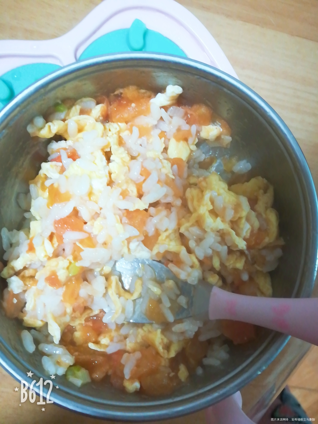 女儿和她爸爸一样喜欢吃番茄炒鸡蛋拌米饭🍚
